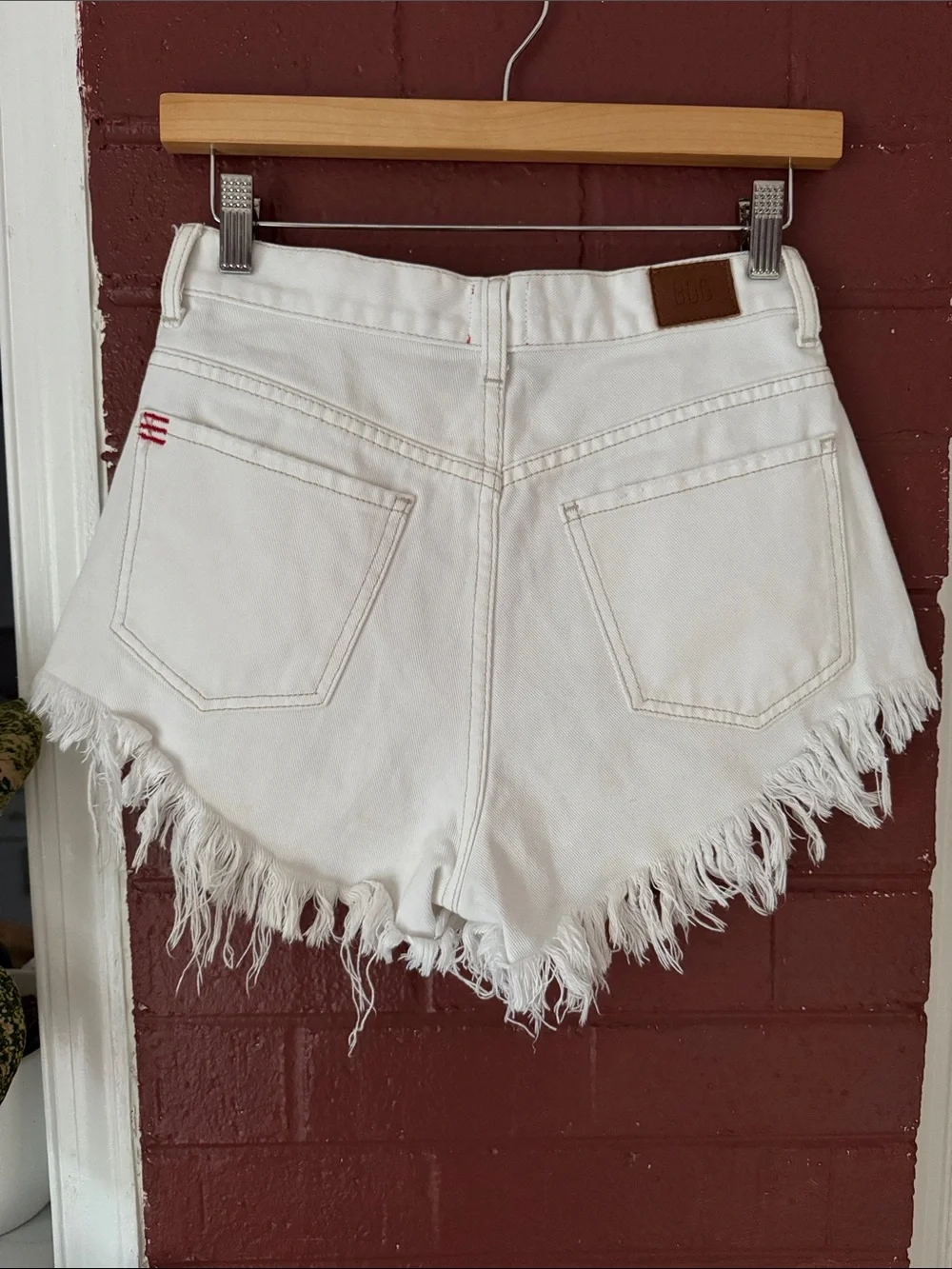 Urban Outfitters BDG White High Rise Cheeky Denim Frayed Hem Shorts Size 26 - Picture 4 of 7